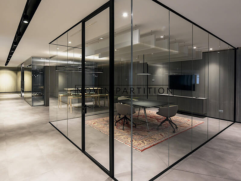 پارتیشن شیشه‌ای_طراحی دفتر کار شیشه‌ای