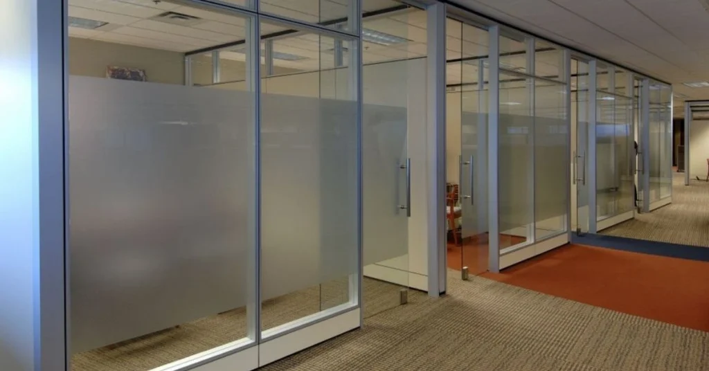 مزایای استفاده از پارتیشن شیشه ای سکوریت_طراحی دفتر کار شیشه‌ ای
